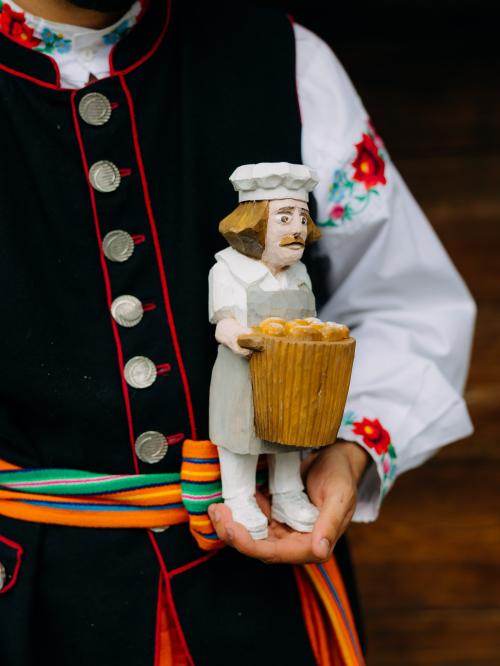 rzeźba trzymana w dłoni