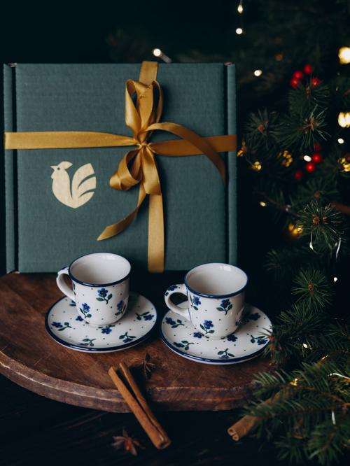 zestaw filiżanek expresso na tle pudełka