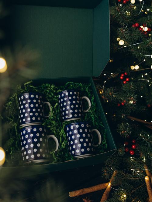 cztery małe wywiajne kubki groszki