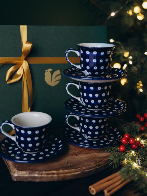 zestaw czterech filiżanek groszki przed pudełkiem