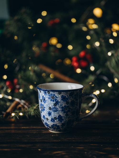 kubek filiżankowy łąka na tle choinki