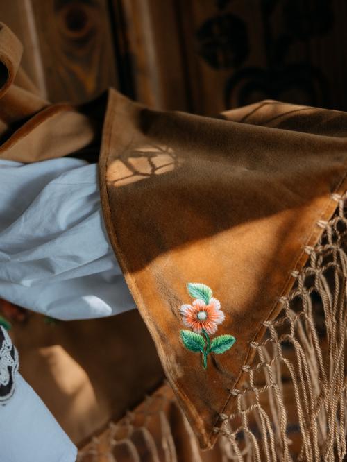 chusta haftowana aksamitna zbliżenie na kwiat