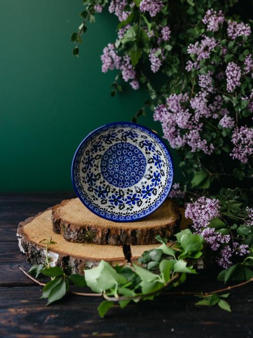 Ceramiczna miska na tle fioletowych bzów.