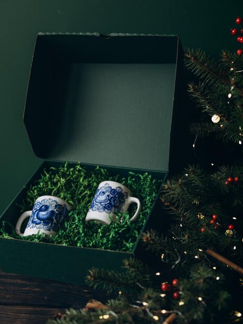 zestaw prezentowy na tle choinki