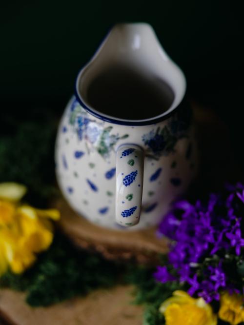 Zbliżenie na uchwyt ceramicznego dzbanka.