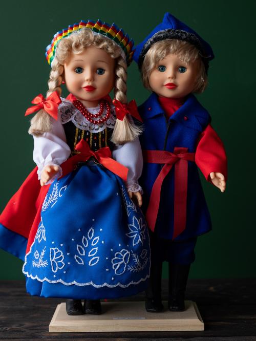 para stojąca na drewnie