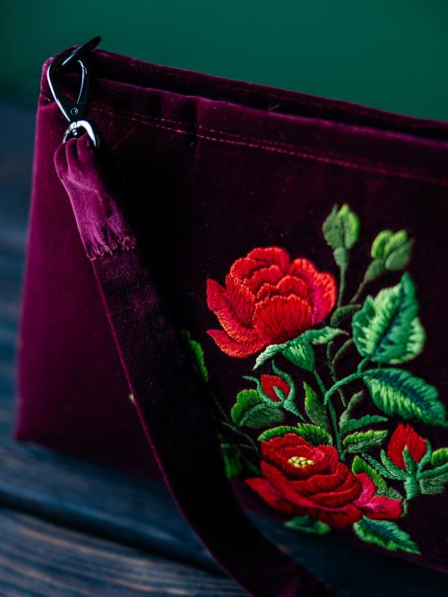 aksamitna bordowa torba