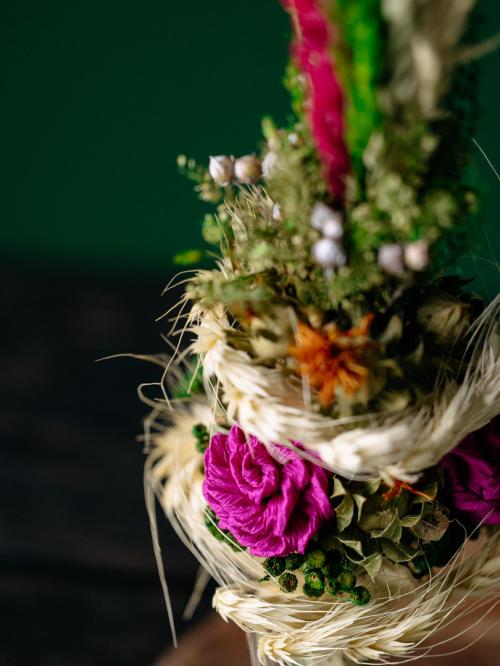 palma z fioletowymi różami