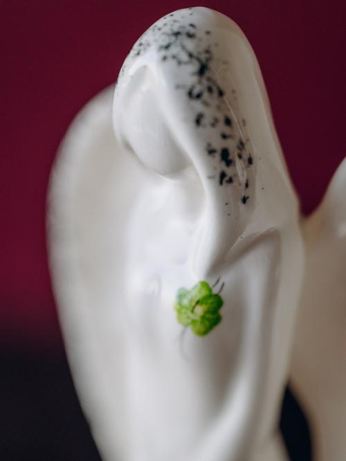 zbliżenie na anioła zielonego z fajansu włocławskiego