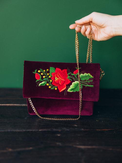 kopertówka haftowana bordowa  z łańcuszkiem