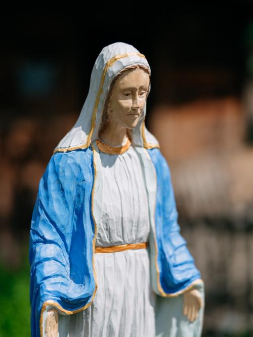 rzeźba Maryi zbliżenie