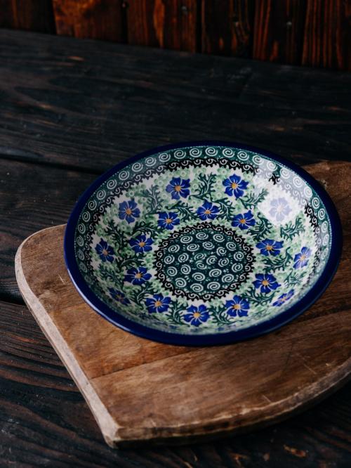 talerz głęboki chabry na drewnianym tle