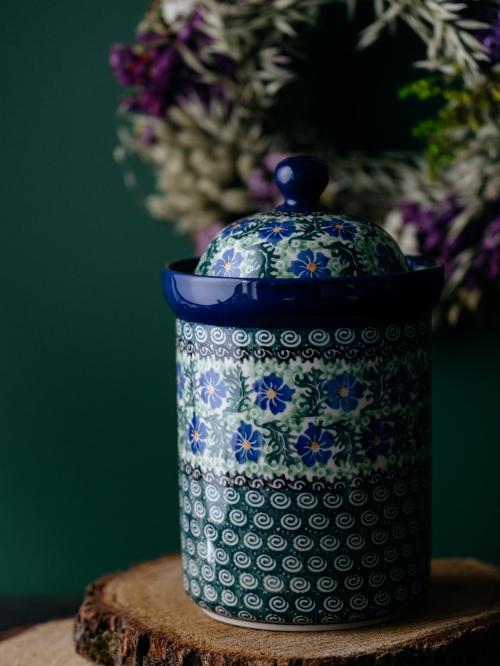 Pojemnik z przykrywką Chabry na tle wianka suszonego