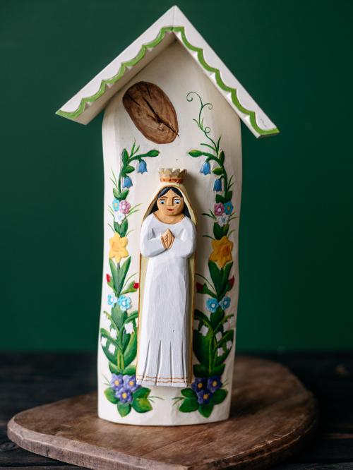 kapliczka wisząca z Matką Boską w białej szacie