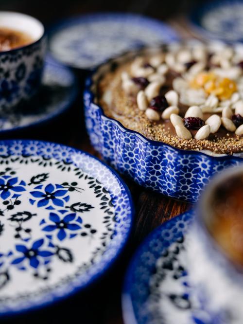 talerz na tle formy do tarty