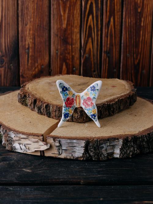 magnes motyla na drewnie