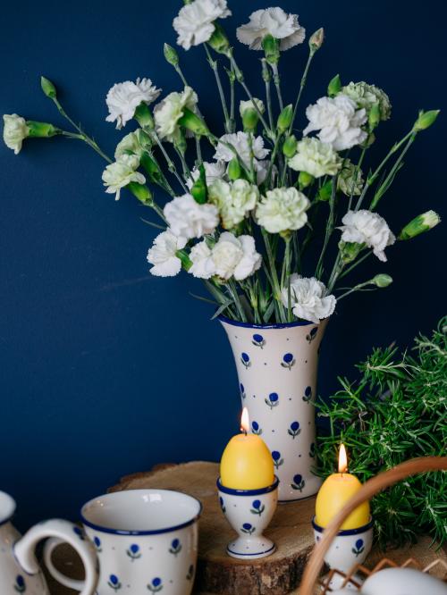 wazon jagódki z kwiatami w środku