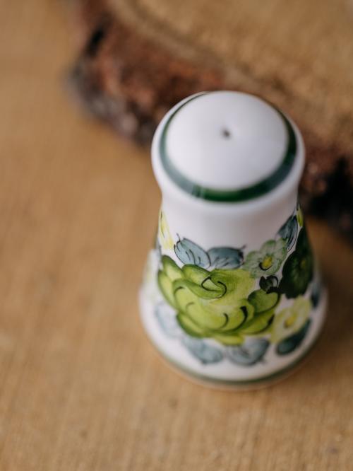 pieprzniczka z zielonym wzorem na drewnie