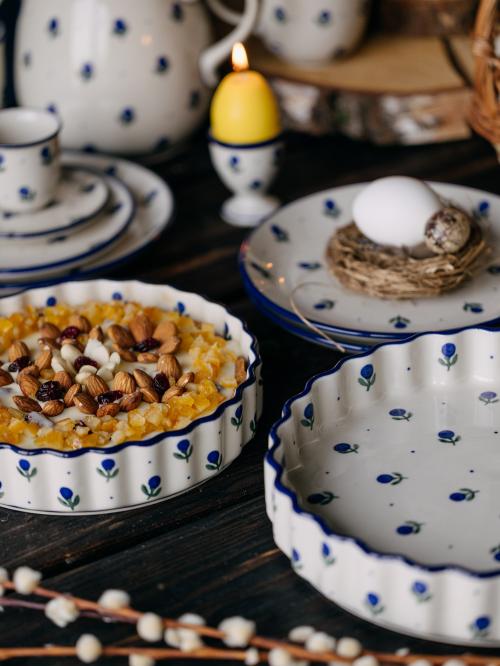 forma do pieczenia tarty na tle wielkanocnym