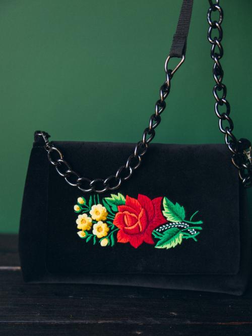 torba czarna z łańcuchem