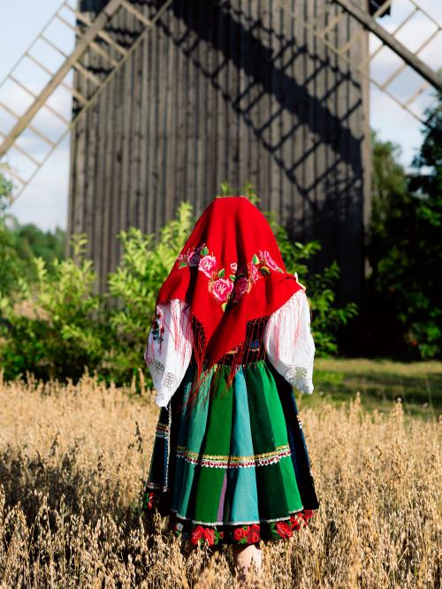 Chusta zarzucona na głowę
