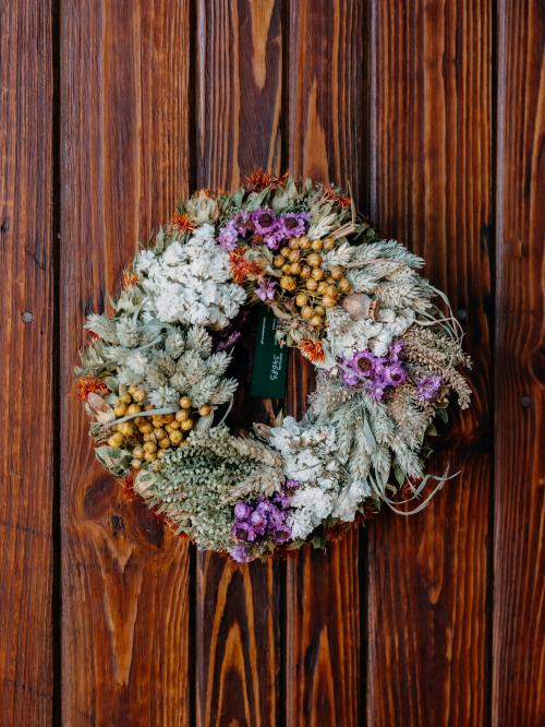 suszony wianek z jasnofioletowymi i białymi kwiatkami