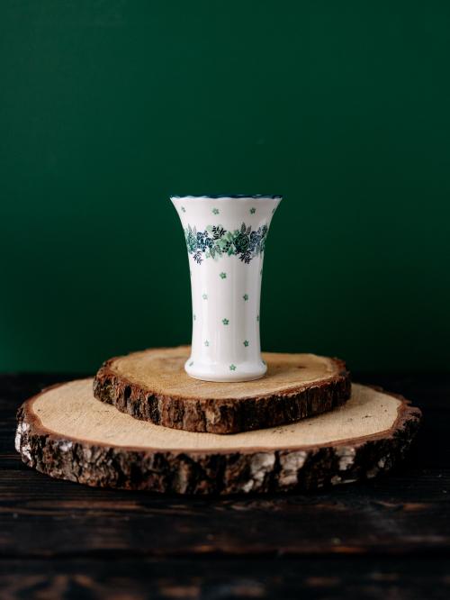 wazon wąski zielony wianek na zielonym tle