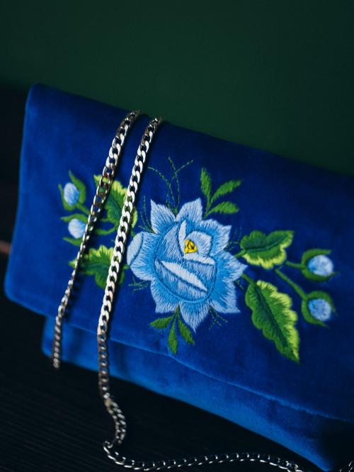 kopertówka haftowana niebieska róża z woreczka