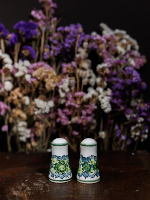 solniczka i pieprzniczka  na tle kwiatów