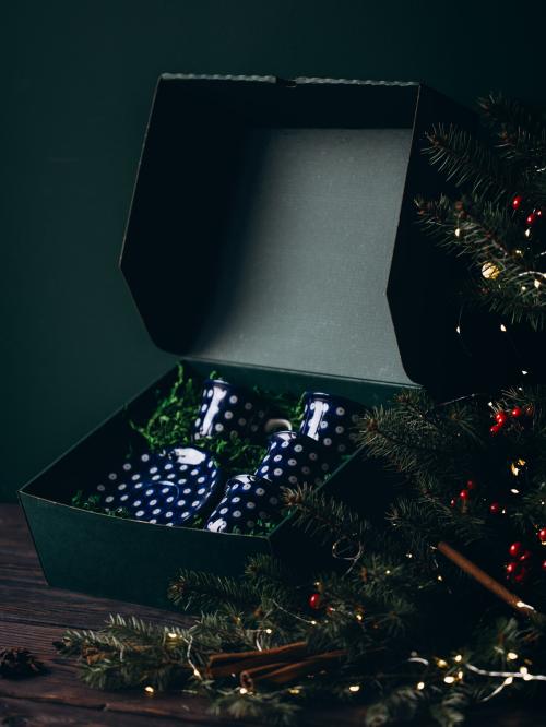 zestaw czterech filiżanek groszki w pudełku