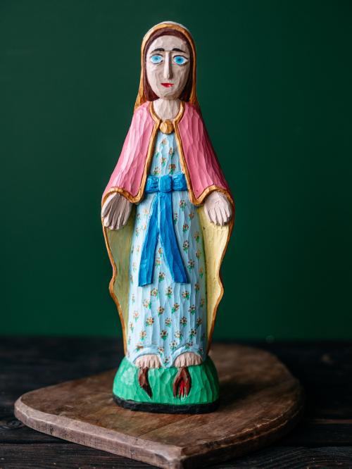 Matka Boska w różowej szacie stojąca na drewnie