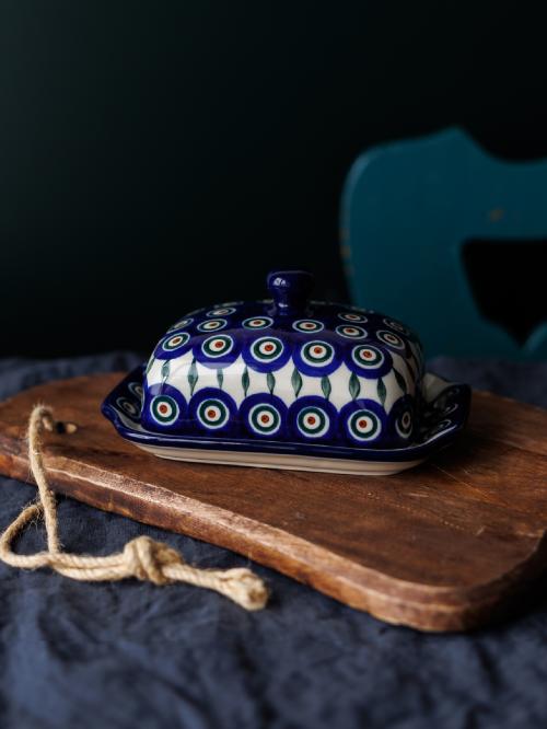 Maselnica ceramiczna na drewnianej desce