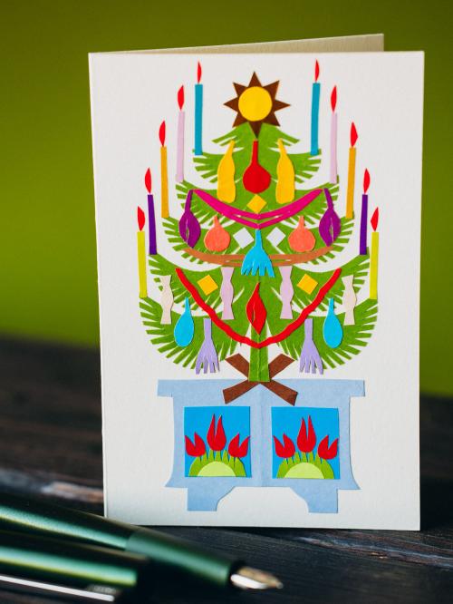 kartka wycinanka świąteczna na niebieskiej skrzyni