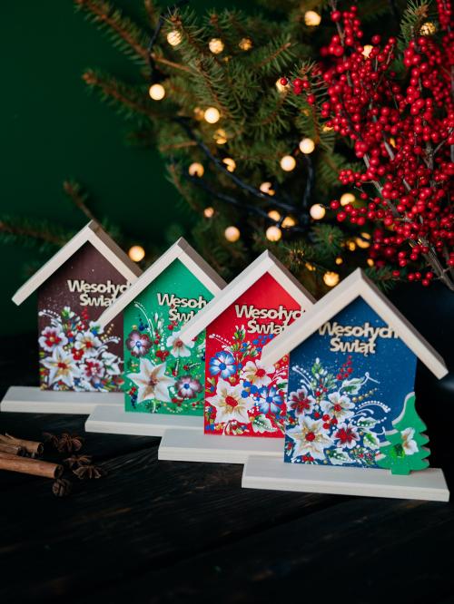 cztery drewniane domki