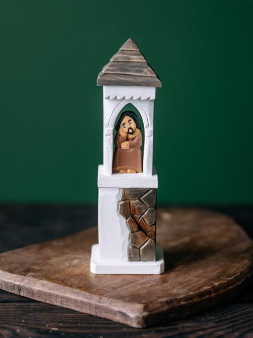 kapliczka rzeźbiona biała z Jezuskiem