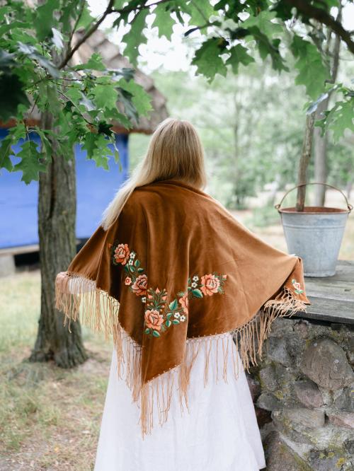 chusta haftowana aksamitna brązowa z daleka