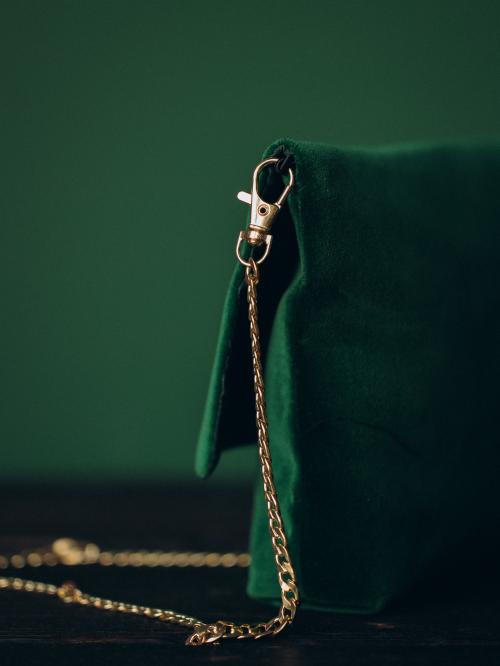 zbliżenie na łańcuszek i zapięcie