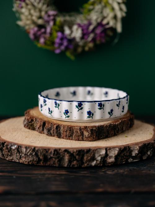 Forma do pieczenia tarty Kwiatki na Nóżce  na tle zielonej ściany