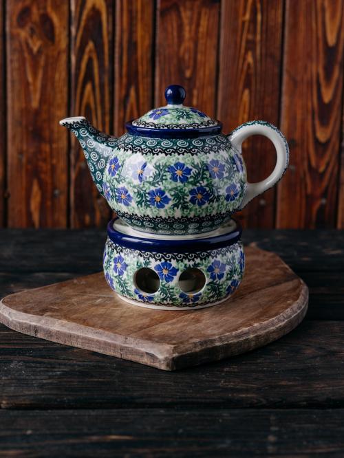 czajnik z podgrzewaczem na drewnianym tle