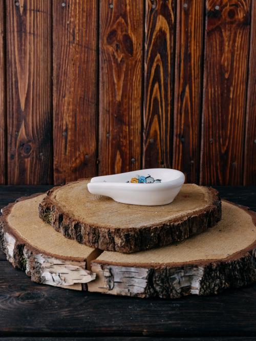 podstawka pod łyżkę z kolorowym wzorem