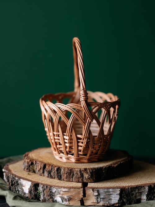 koszyczek wielkanocny na drewnie