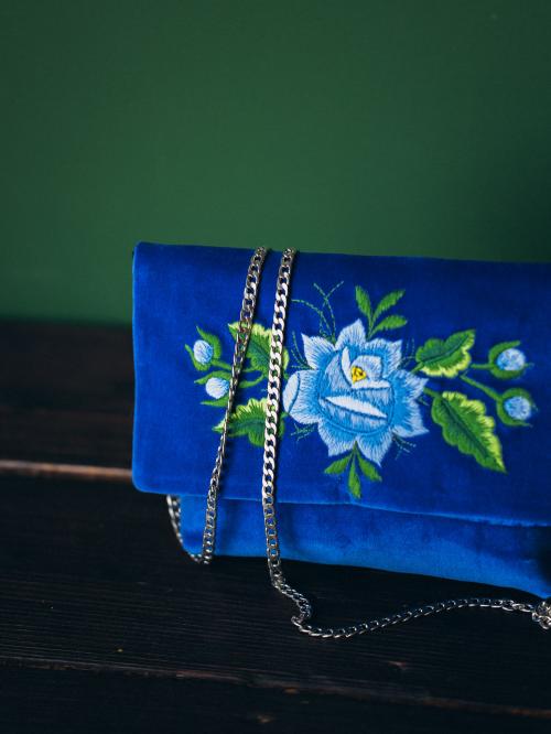 kopertówka haftowana niebieska na zielonym tle