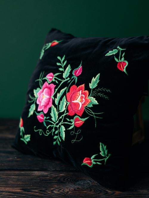 haftowana poduszka czarna