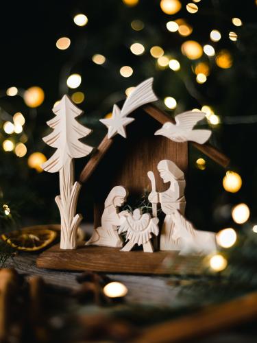 Szopka mała rzeźbiona z ptakiem na daszku - ciemne drewno