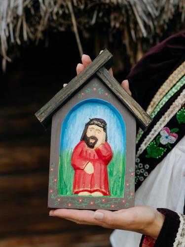 Kapliczka rzeźbiona - brązowa z Jezusem w koronie cierniowej