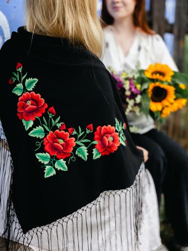 Chusta haftowana mała czarna - czerwone ciemne róże i jasno zielone listki