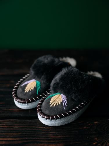 Pantofle klapki wyszywane z ciemnym futerkiem - skóra i wełna
