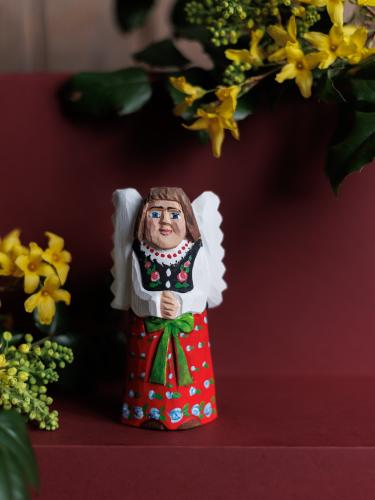 Góralski aniołek w czerwonej sukience - rzeźba zawieszka