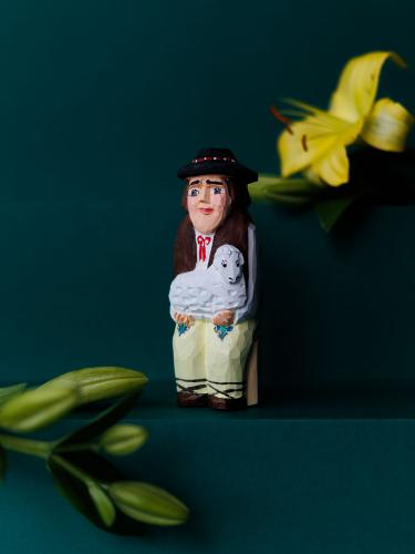 Góral na stołeczku z owieczką - rzeźba