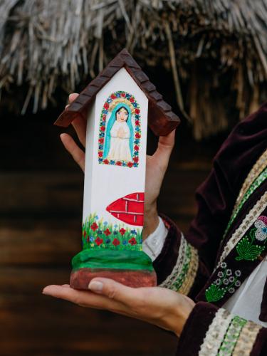 Kapliczka rzeźbiona biała z Maryją - kolorowe kwiaty
